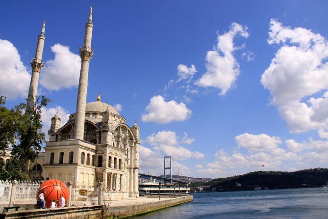2-Hour Private Luxury Yacht Cruise on Bosphorus with Transfers - How the guided Bosphorus commentary works in real time