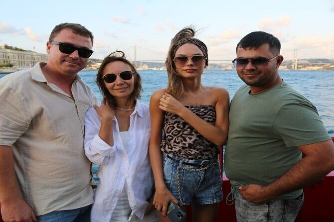 2 Hours Bosphorus Cruise Boat Tour in Istanbul - Asian side hour: Beylerbeyi Palace and the skyline view