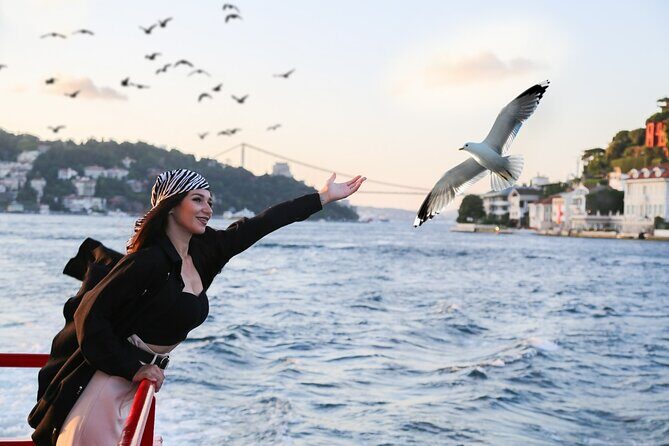 Bosphorus Cruise Boat Tour İstanbul And Golden Horn With Guide - Rumeli Fortress: Your 1-Hour Break for Lunch or a Quick Stretch