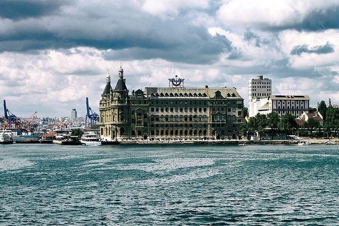 Bosphorus Cruise with unlimited alcohol - Languages and Group Setup: Arabic, Russian, English + Private Format