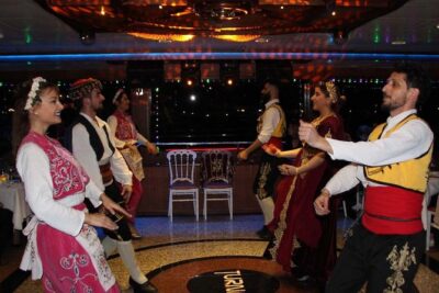Bosphorus Sightseeing Cruise with Turkish Live Show and Dinner - Üsküdar’s Anatolian shore: what the coastline teaches you at night
