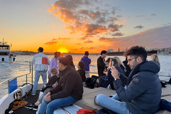Budget Evening Cruise: Dinner, Live Shows & Party - Tour Style, Staff, and Comfort: The Crowded Boat Factor