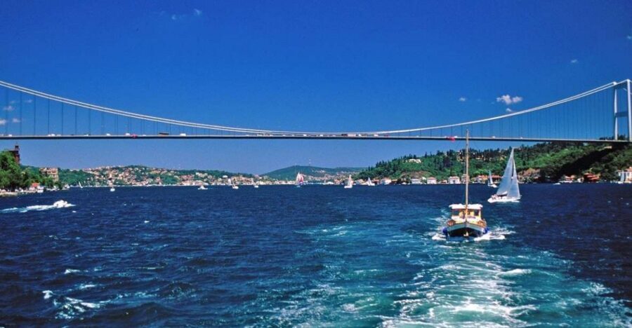Istanbul: Bosphorus and Golden Horn Boat Tour - Bosphorus views: palaces, villas, and the big-ticket skyline