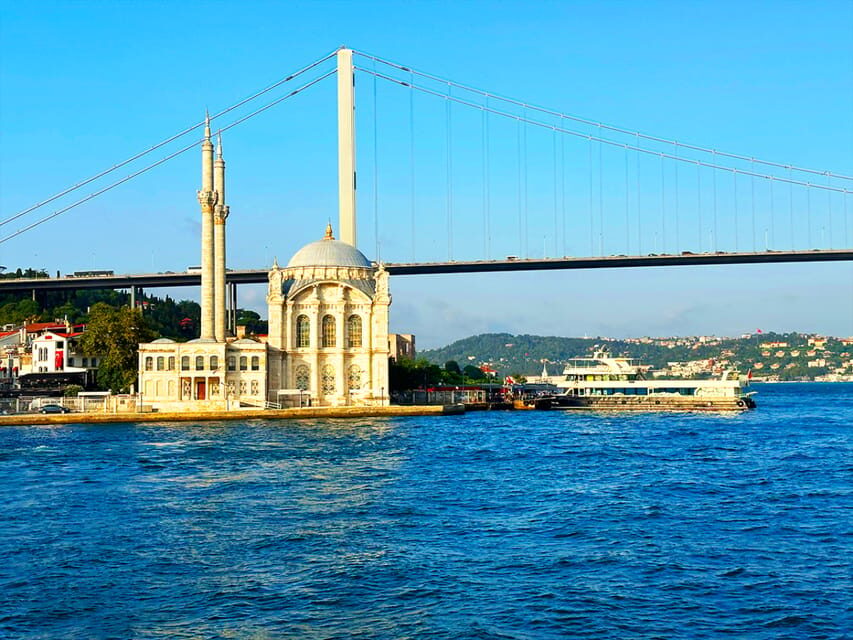 Istanbul: Bosphorus and Golden Horn Sunset Yacht Cruise - Beylerbeyi Palace to Üsküdar: watching the city change texture