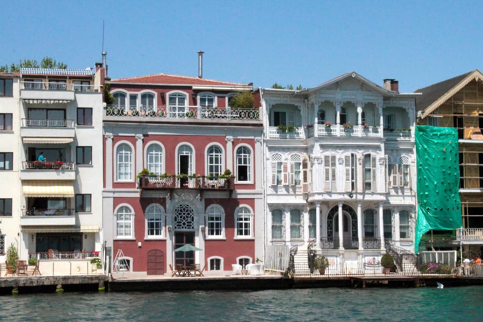 Istanbul: Bosphorus Boat Cruise - Dolmabahçe Palace From the Water: The Shock of How Big It Is