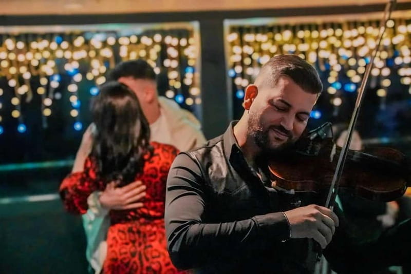 Istanbul: Bosphorus Cruise Dinner, Show & Alcoholic Drinks - The entertainment: live music plus traditional dance