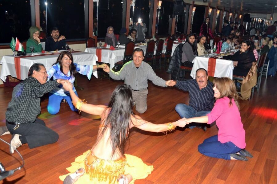 Istanbul: Bosphorus Dinner Cruise Incl. Drinks with Transfer - 3-Course Dinner and Unlimited Local Drinks: What You’re Really Getting