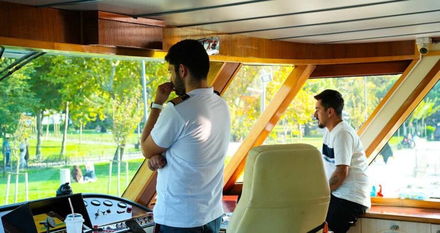 Istanbul: Bosphorus & Golden Horn Cruise Daytime or Sunset - The Guides and Audio: How to Use It Without Missing Sights