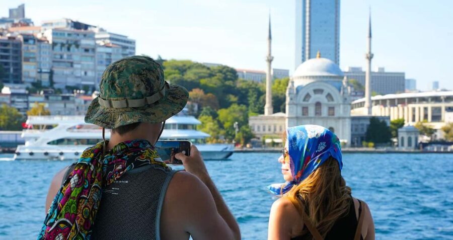Istanbul: Bosphorus & Golden Horn Cruise Daytime or Sunset - Onboard Comfort, Snacks, and the Reality of Crowds