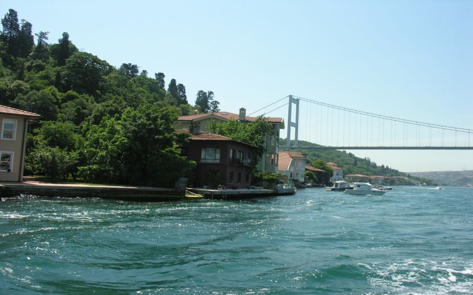 Istanbul: Bosphorus Sightseeing Boat Tour with Guide - Why the Bosphorus Boat Ride Works So Well for First-Timers