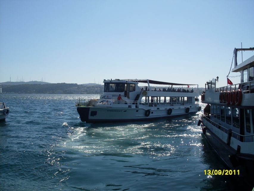 Istanbul: Bosphorus Sightseeing Boat Tour with Guide - Çırağan Palace and Rumeli Fortress: the Dramatic Finishes