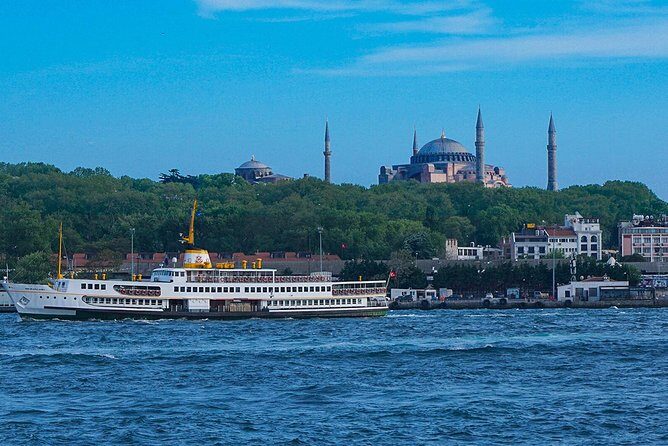 Istanbul Bosphorus Sightseeing Cruise - Seating, crowds, and comfort: the tradeoffs for the price