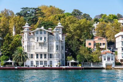 Istanbul Bosphorus Sightseeing Cruise with Audio Guide - Using the Mobile Audio Guide Without Missing the Views