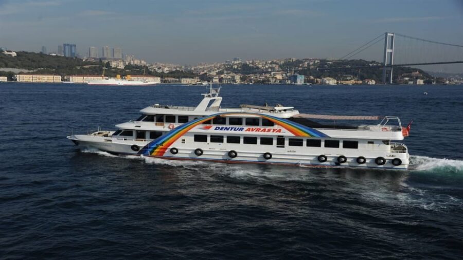 Istanbul: Bosphorus Sightseeing Cruise with Sunset Option - Sunset at 4 PM or 5 PM: When the Cruise Turns Cinematic