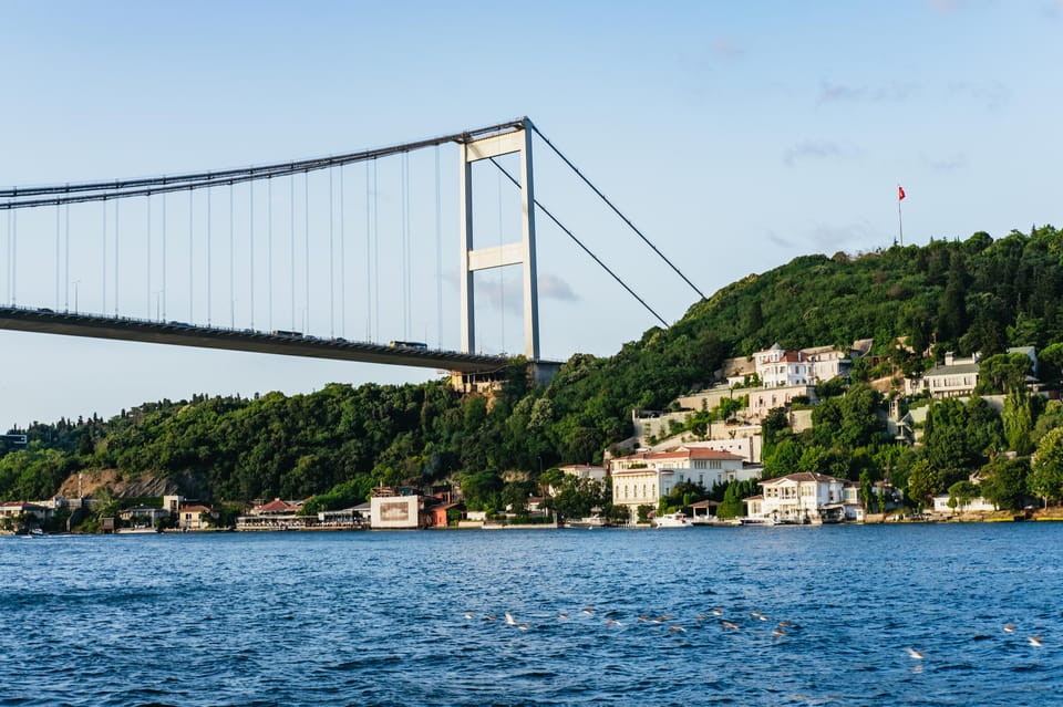 Istanbul: Bosphorus Sunset Cruise on a Luxury Yacht - Asian Side Palaces: Küçüksu and Beylerbeyi at Dusk