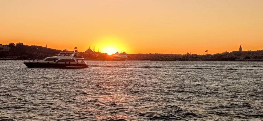 Istanbul: Bosphorus Sunset Cruise with Dinner - Golden Horn and Galata Bridge: the city framed by water