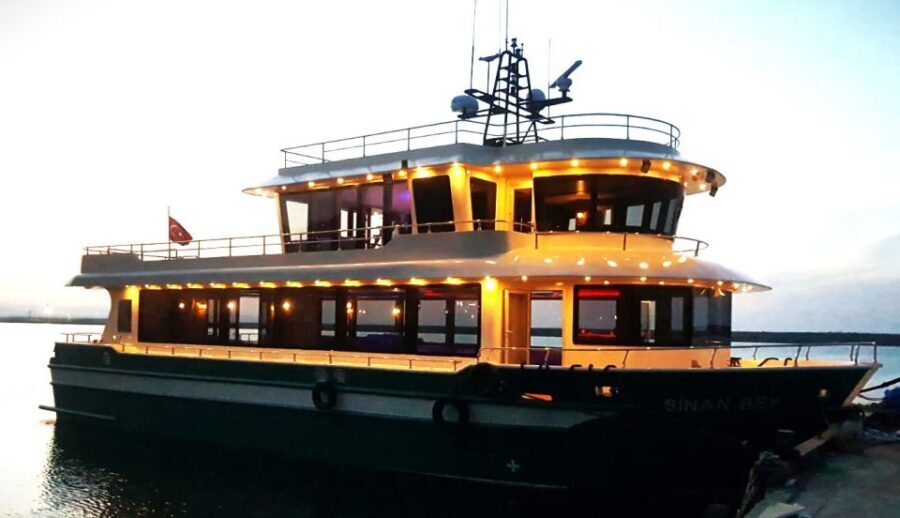 Istanbul: Bosphorus Sunset Cruise with Dinner - From Bosphorus Bridge to Asian-side fortresses and palaces