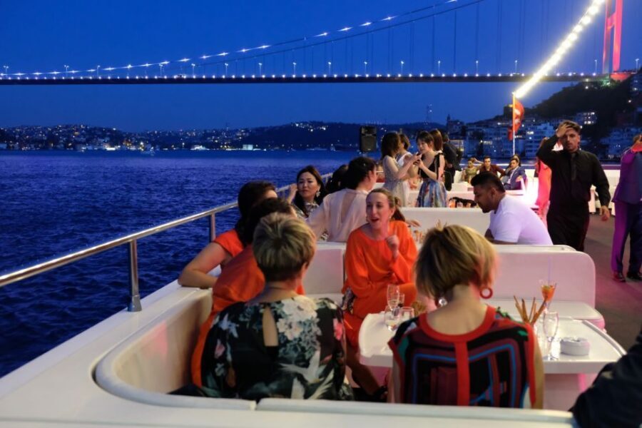 Istanbul: Bosphorus Sunset Cruise with Dinner - The 4-hour flow: from KABATAS out on the strait