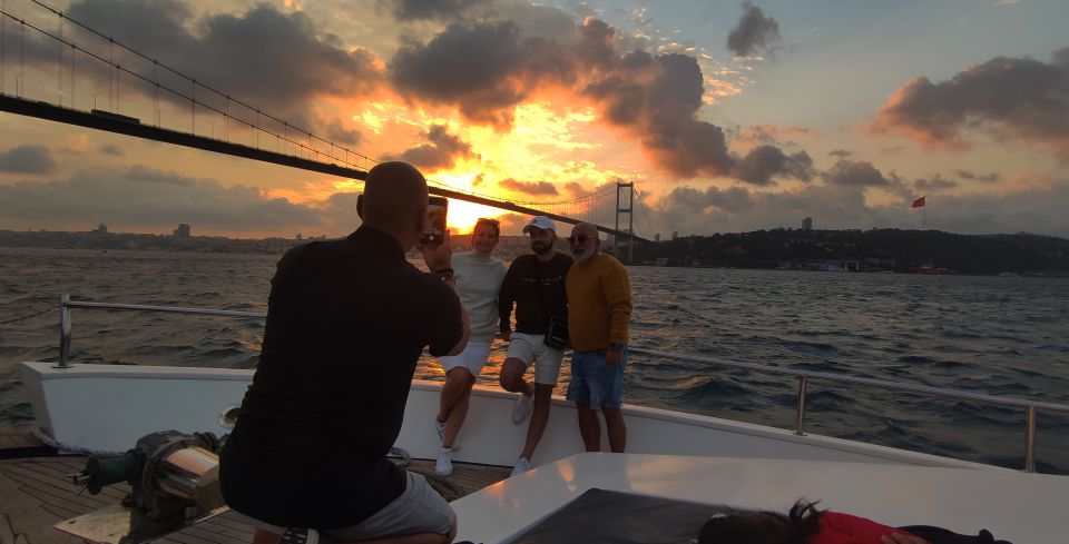Istanbul: Bosphorus Sunset Cruise with Snacks and Wine - The first leg: Dolmabahçe Palace to Besiktas (the cruise “opens up” fast)