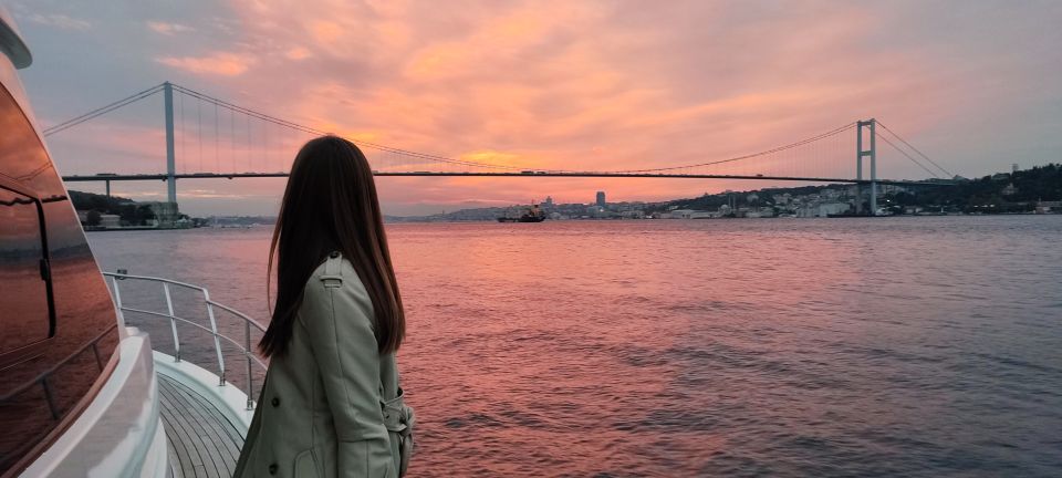 Istanbul: Bosphorus Sunset Cruise with Snacks and Wine - Ortaköy Mosque and the Bosphorus Bridge: where the colors really start to matter