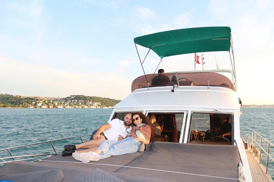 Istanbul: Bosphorus Yacht Cruise at Sunset with Snacks - The Route at Sunset: Dolmabahçe, Maiden’s Tower, Bridges, and the Rumeli Side