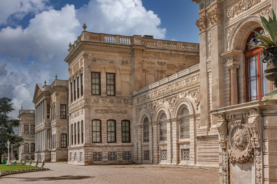 Istanbul: Dolmabahce Palace Tour and Bosphorus Yacht Cruise - How the guide keeps it from feeling like a bus tour