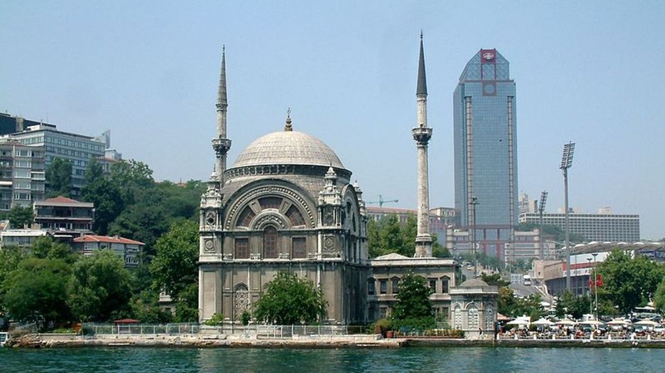 Istanbul: Dolmabahce Palace Tour and Bosphorus Yacht Cruise - Price and logistics: what $159 really buys you