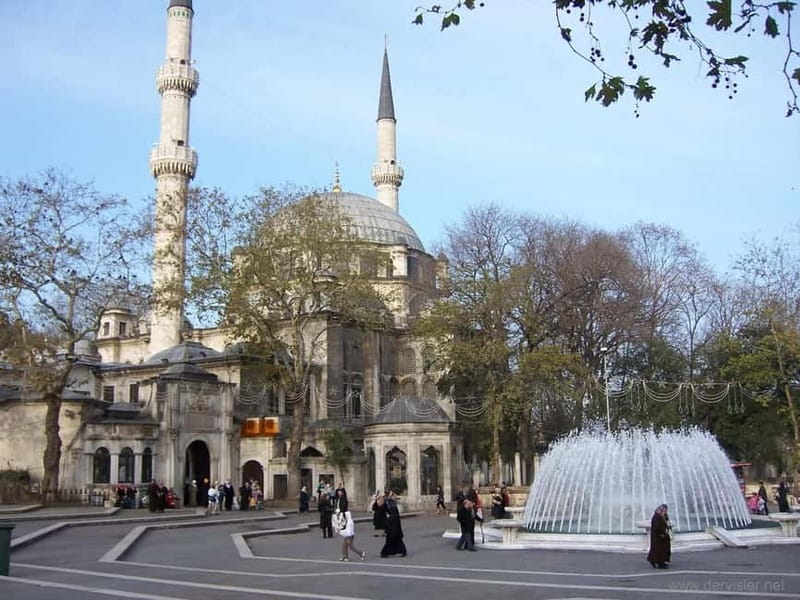 Istanbul: Guided Bosphorus Cruise & Golden Horn Bus Tour - Eyüp Sultan Mosque and Abu Ayyub al-Ansari: a spiritual stop with political weight
