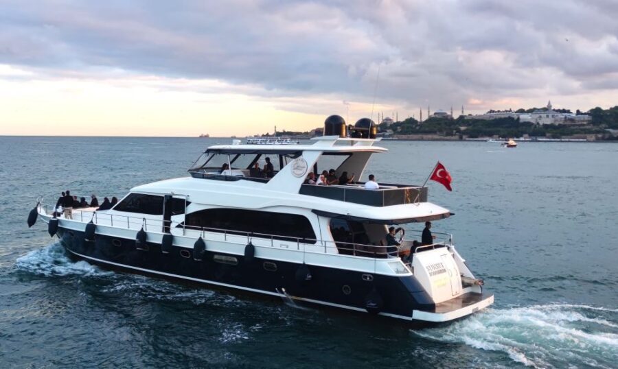 Istanbul: Guided Old City Tour and Bosphorus Sunset Cruise - Lunch at a terrace restaurant: recharge where the views help