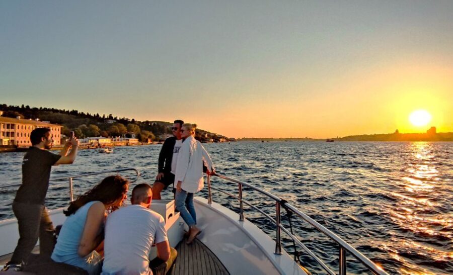 Istanbul: Old City Tour and Luxury Sunset Bosphorus Cruise - Morning in Istanbul’s Old City: Where the Walking Feels Worth It