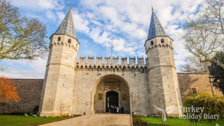 Istanbul: Old City Tour and Luxury Sunset Bosphorus Cruise - Bosphorus Shoreline Highlights: Dolmabahçe to the Fortresses